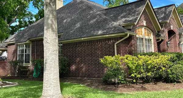 Driftwood laminate roof on a one-story Sugar Land home in 77479