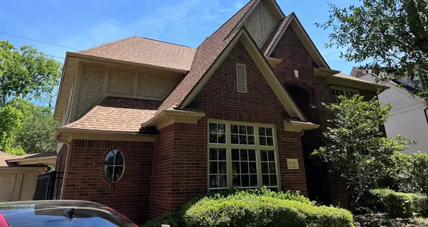 Resawn Shake laminate roof on a two-story Sugar Land home in 77479