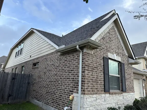 Charcoal laminate roof on a one-story Aliana home in Richmond 77407