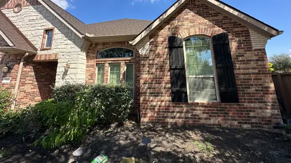 Front gable over the entry with Shadow Ridge caps
