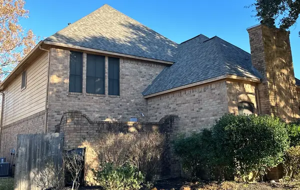 Owens Corning Driftwood roof with ridge vent on a Richmond home in 77406