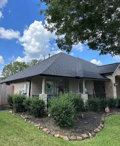 Charcoal laminate roof on a one-story League City home in 77573