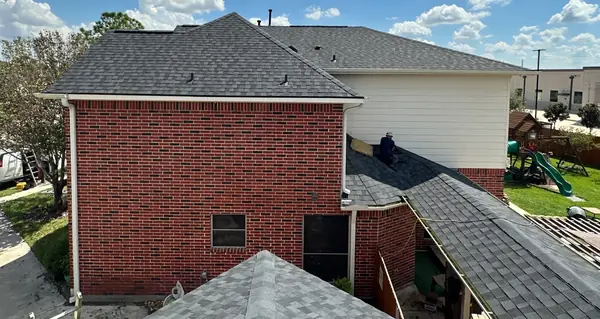 Max Def Black Landmark Pro roof on a two-story Pearland home in 77584