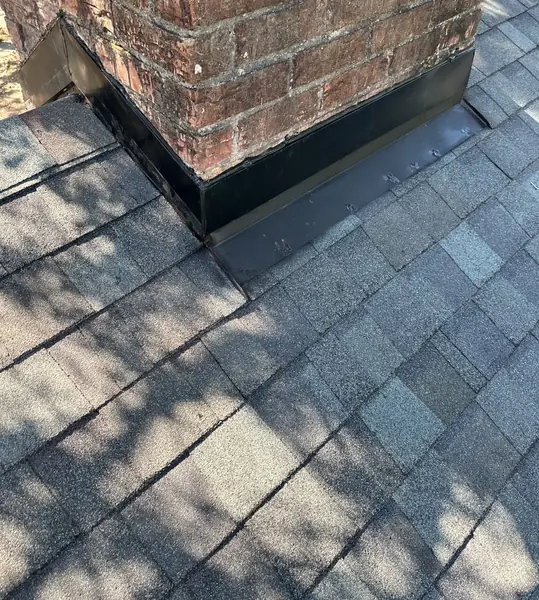 Georgetown Gray laminate roof and brick chimney on a Friendswood home in 77546