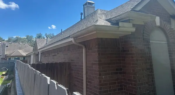 Driftwood laminate roof on a stucco and brick Houston home in 77041
