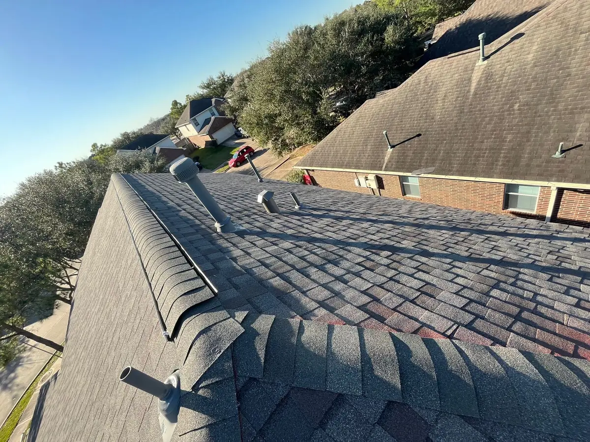 Weathered Wood laminate roof on a two-story Rosharon home in 77583